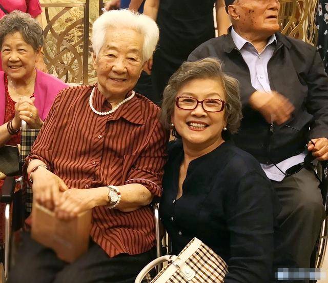 原創老藝術家於藍98歲生日聚會明星雲集田華宋春麗姜昆嶽紅齊送祝