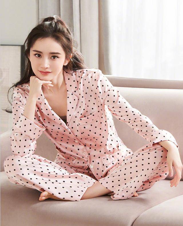 杨幂代言维多利亚的秘密粉色衣服大片曝光身材惊艳气质好温柔