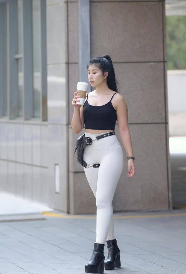 健美裤勾勒出健美曲线身材,无意中表现出迷人的气质