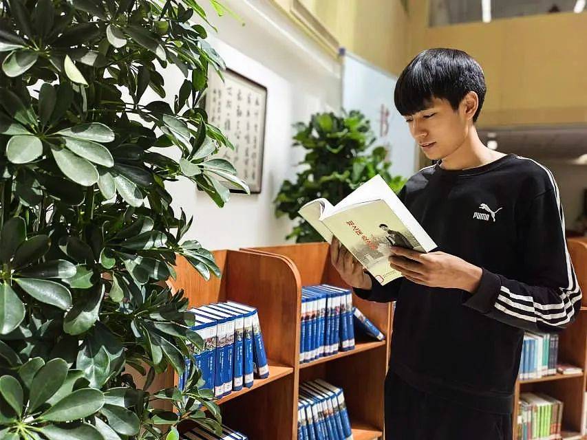 公布最美读书人大学生摄影大赛获奖名单