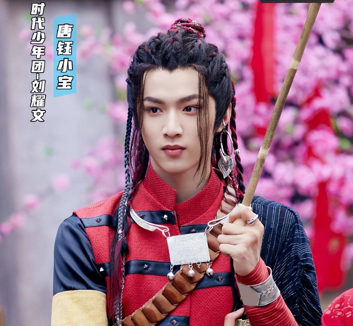 搞笑版《仙剑》舞台上,欧阳娜娜扮演赵玲儿,张义山