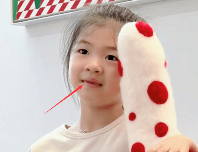 章子怡带儿女看艺术展,醒醒变小美女,儿子超可爱