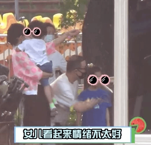 章子怡带儿女看艺术展,醒醒变小美女,儿子超可爱
