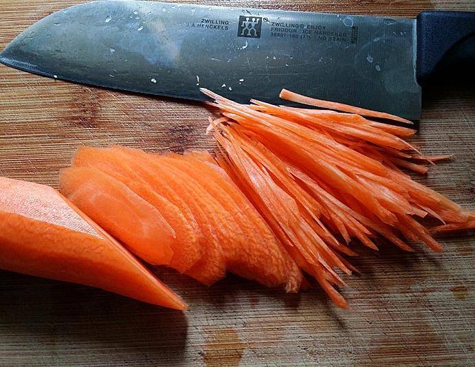 2,青蒜切根剥去外皮后洗净,先用刀背将蒜头部分拍松散,然后将蒜白,蒜