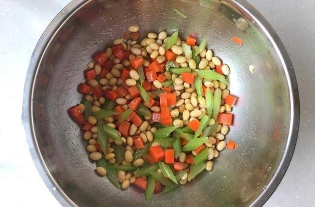 用黄豆做个农家小咸菜,早餐作为配菜很不错!