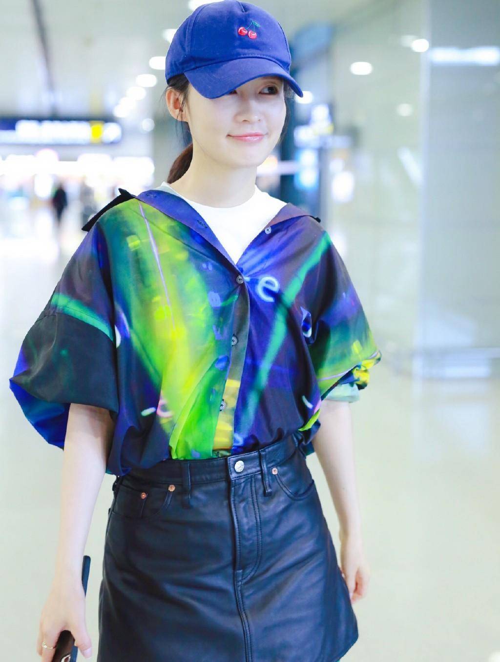 原创李沁卡其色西装配高帮帆布鞋玩下衣失踪秀漫画腿美翻了