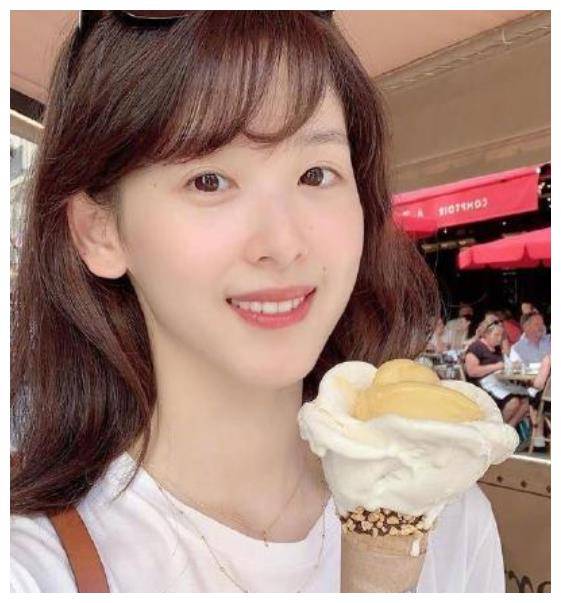 "奶茶妹妹"章泽天晒自拍,一身简约装难挡好身材,越来越漂亮了计算机