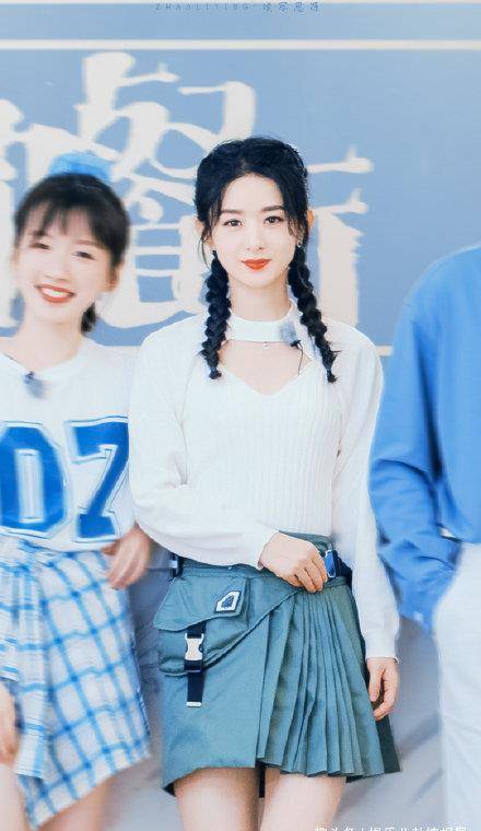 赵丽颖《中餐厅》录制曝光,扎双马尾站c位,与黄晓明亲自送客人_李浩菲