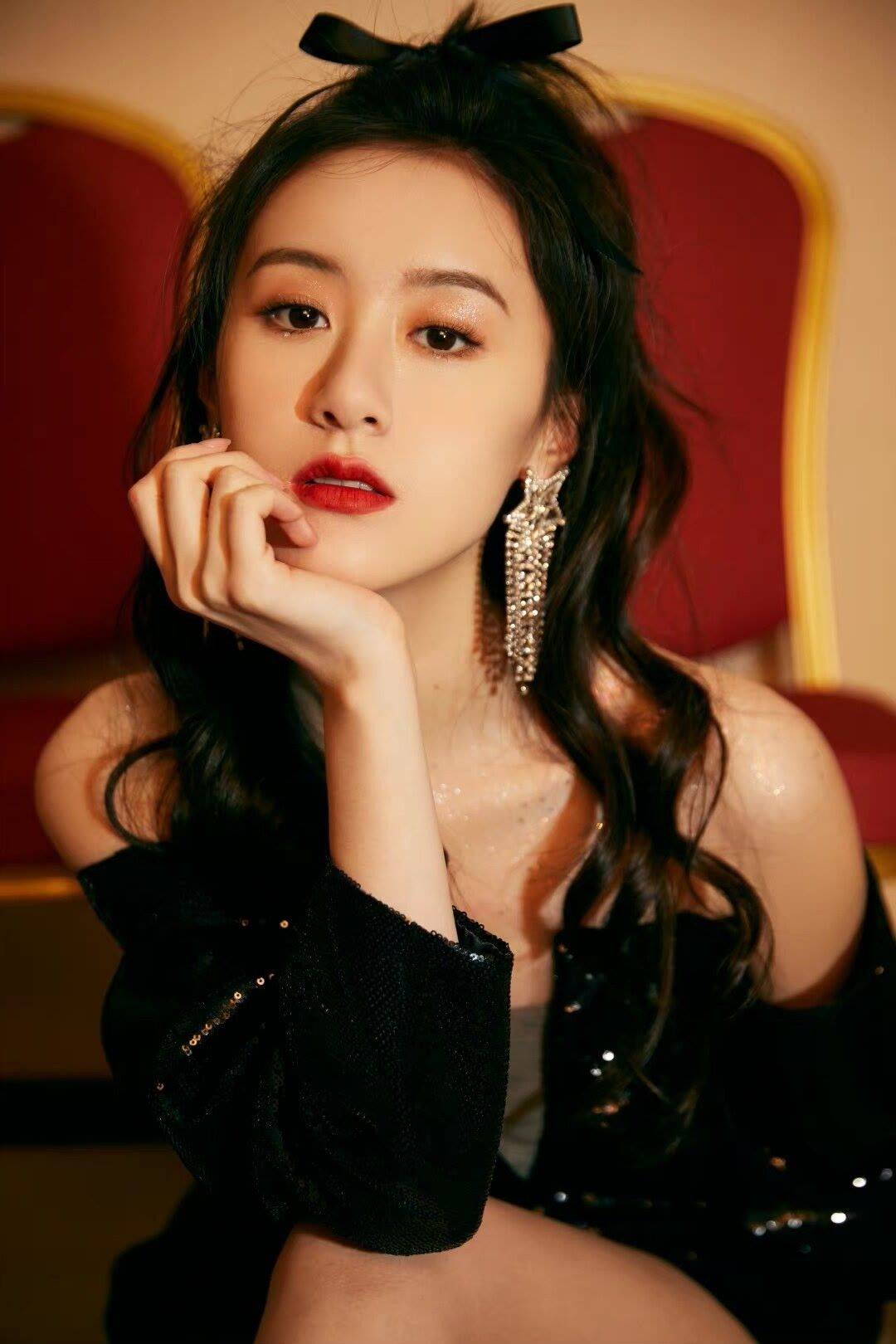 袁冰妍黑色抹胸装性感美腿写真