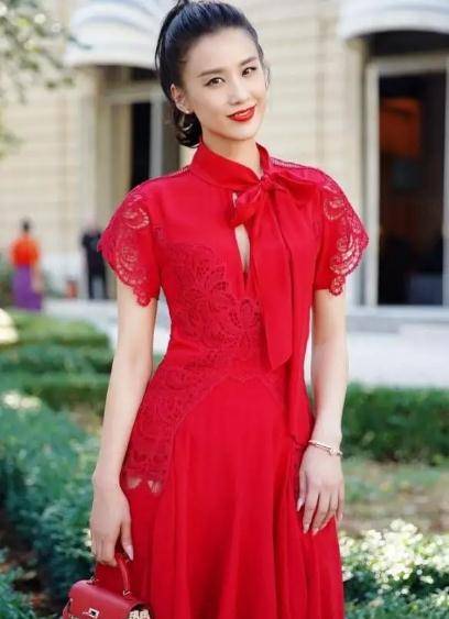 黄圣依美得好精致,穿红连衣裙,优雅高贵,这气质普通人模仿不来