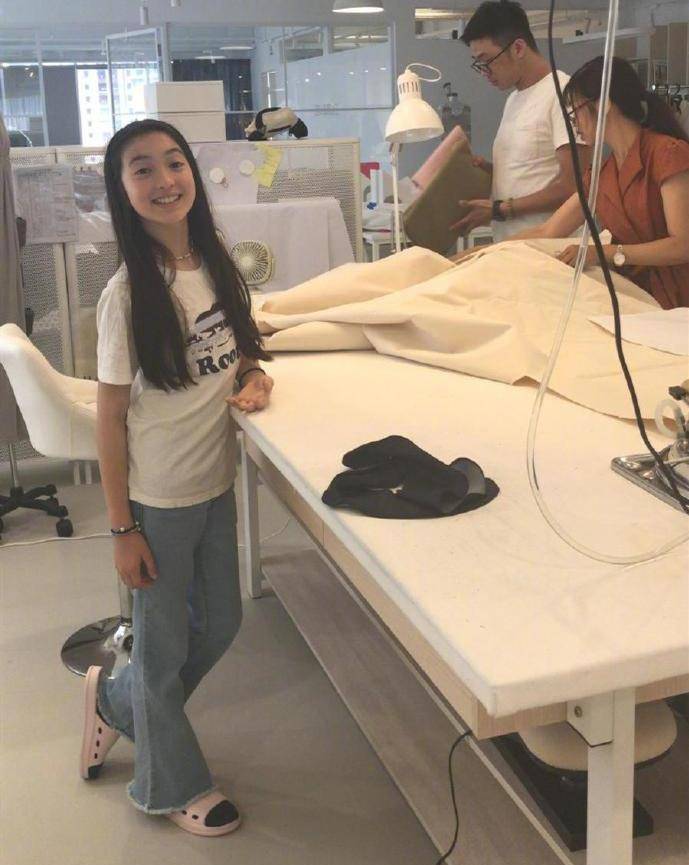 10岁夏天长大了!表情搞怪打扮接地气,混血感减弱被指像妈妈