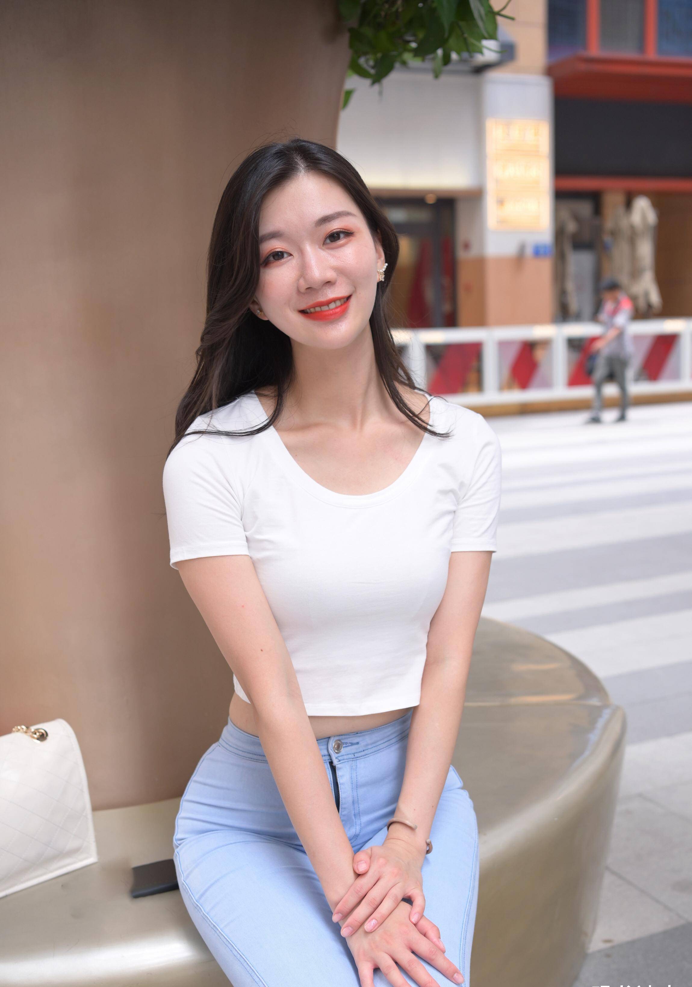 款式简约的紧身牛仔裤,穿在美女的身上,却能展现出令人惊艳的美_身材