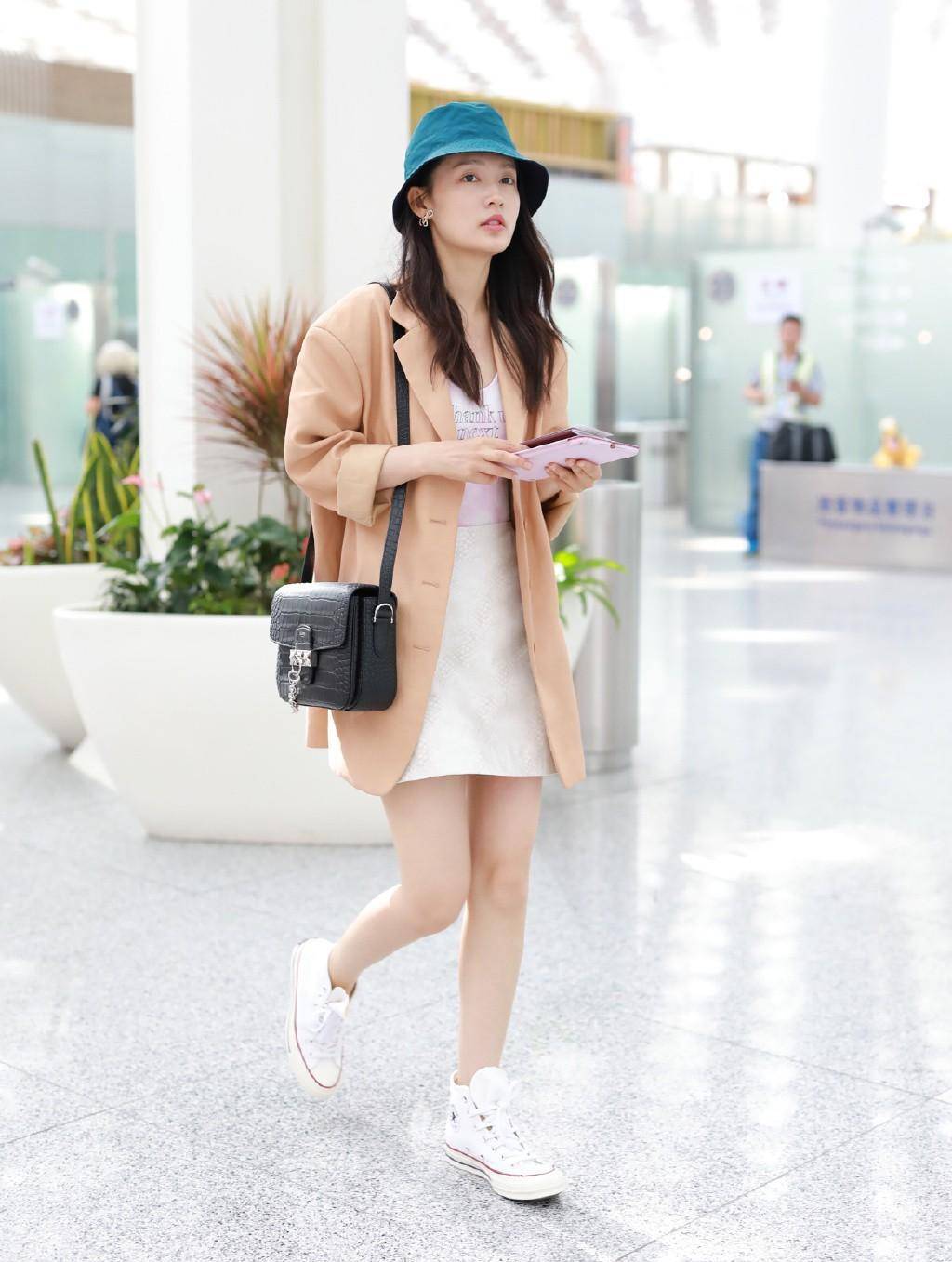 原创李沁卡其色西装配高帮帆布鞋玩下衣失踪秀漫画腿美翻了