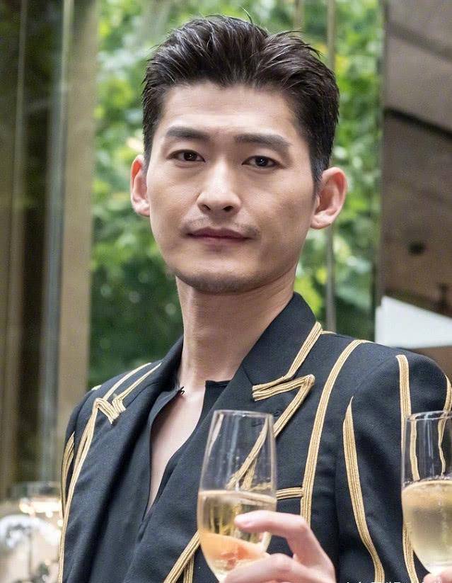 35岁张翰活动生图被疯传,离开了美颜滤镜,老了10岁不止!