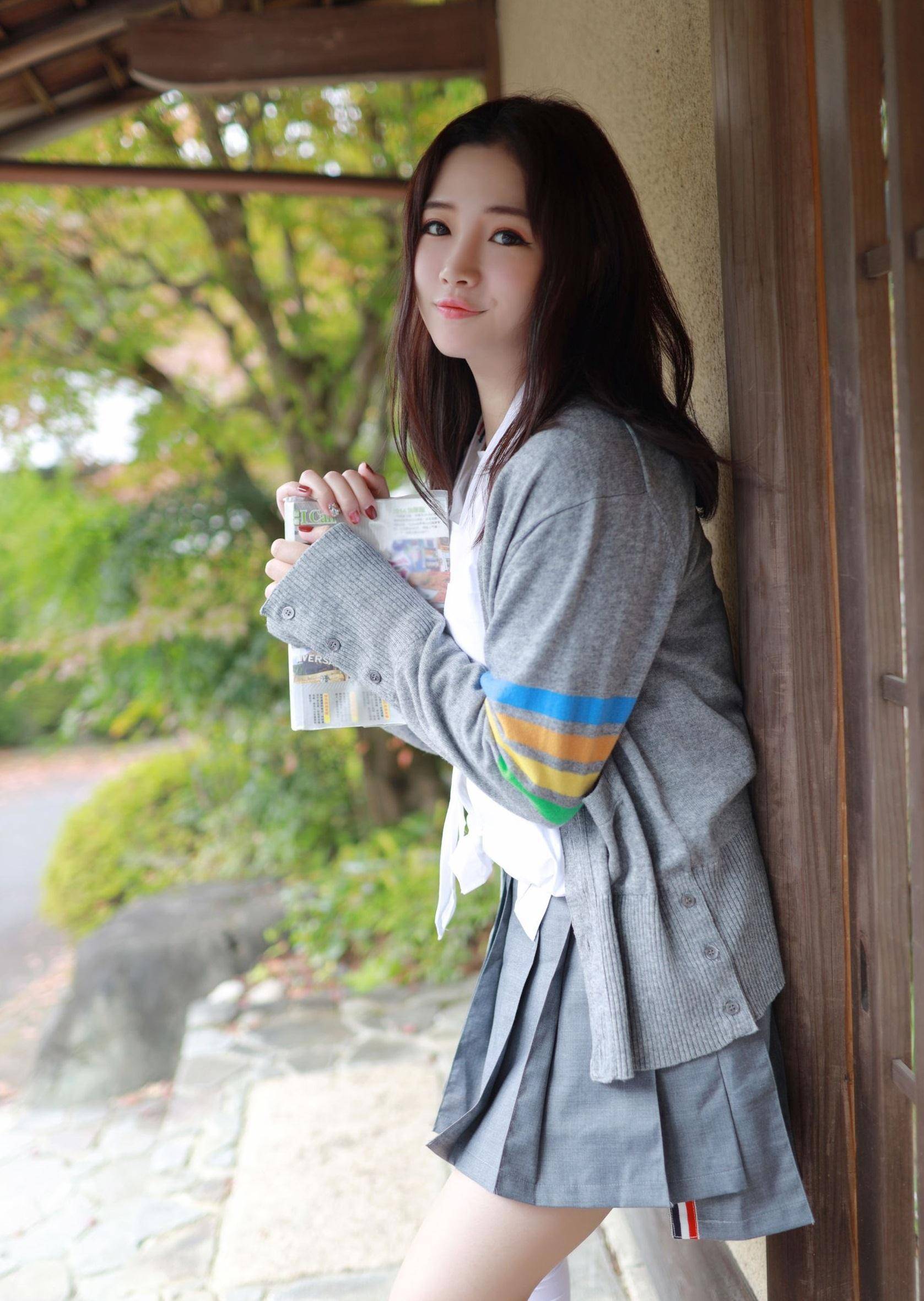 原创美女的这套裙子打扮凸显了青春暗示了时尚