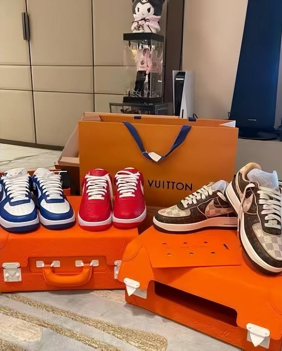 王思聪独自购物,乘千万豪车后备箱摆满奢侈品,身旁未见女友身影_慎婕