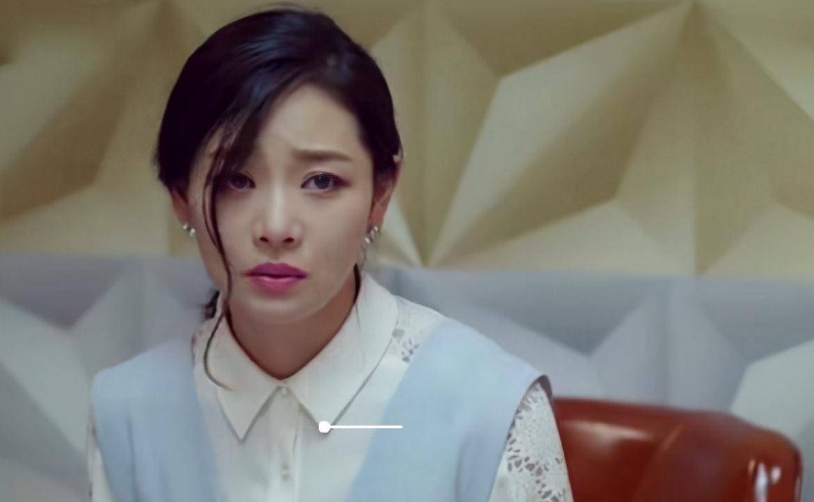 获奖的那一天王维维在微博中写道,"那些折磨我的现实,那些残酷的经历