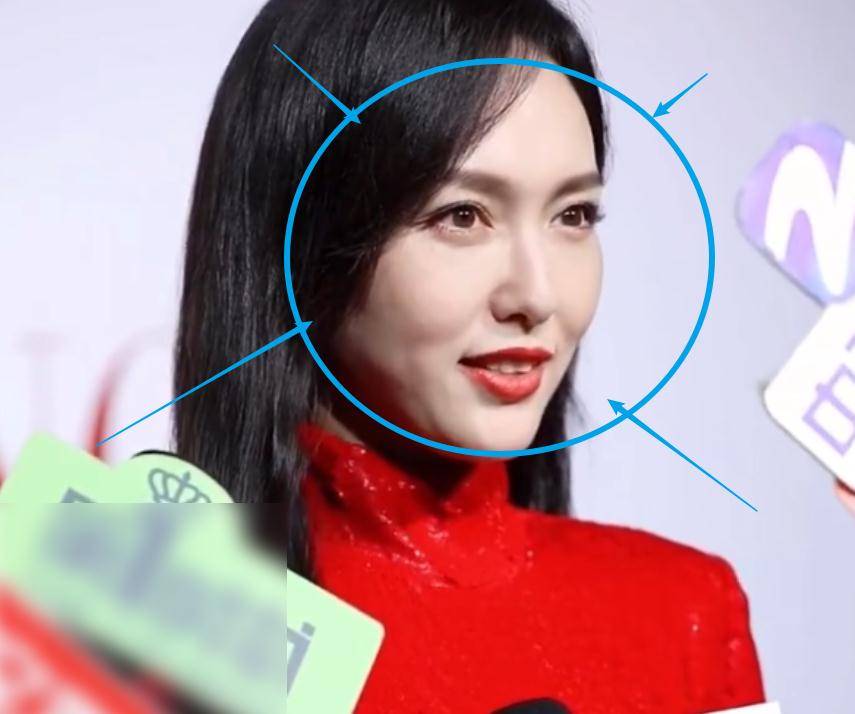 唐嫣活动视频截图热议,失去精修后皱纹明显,终于相信她是36岁_状态