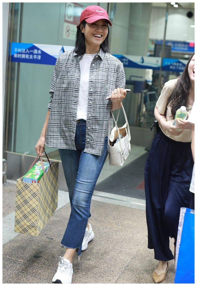 38岁朱丹在机场素颜镜头贴脸,格子衫牛仔裤简约舒适,宛若28岁_节目