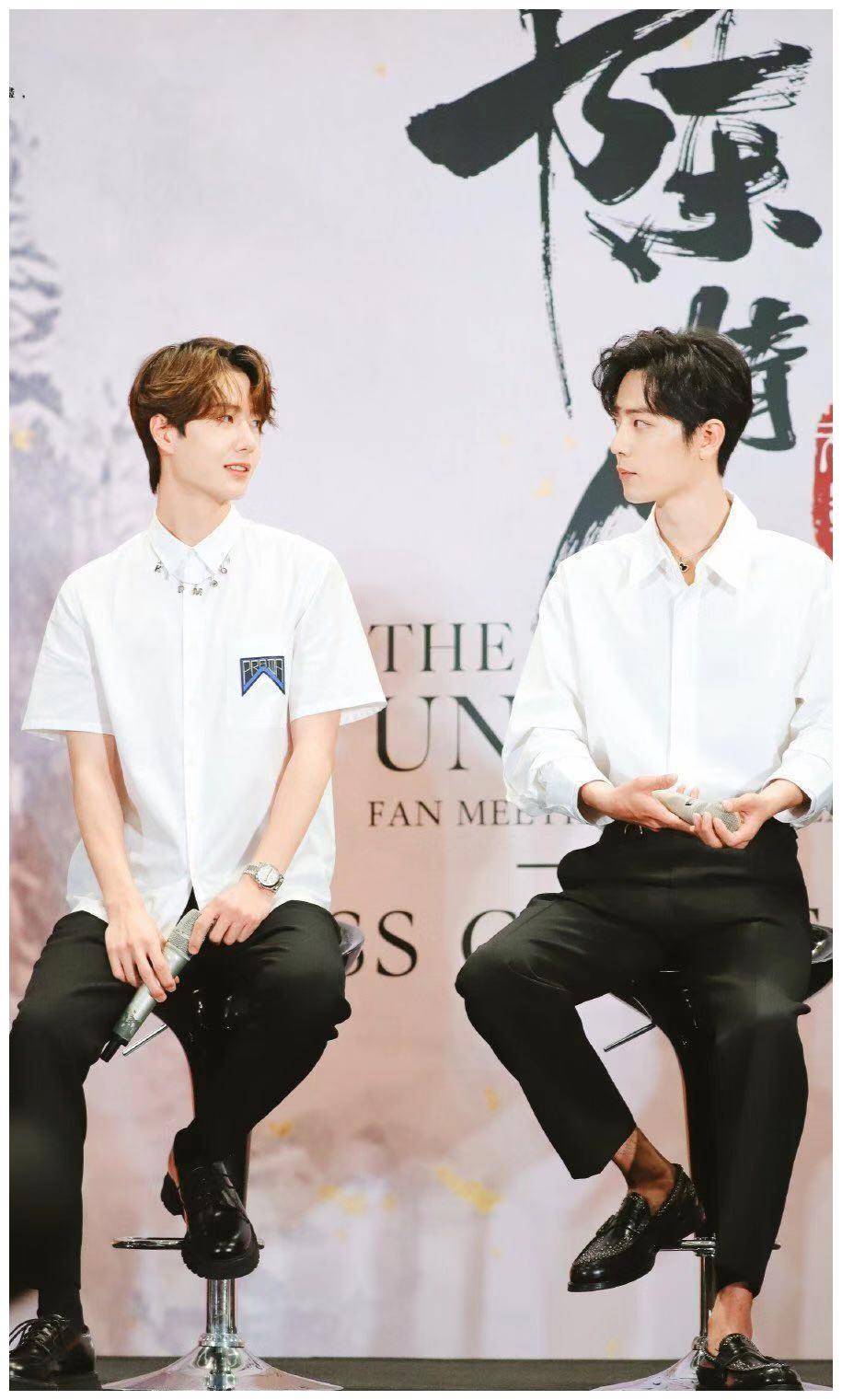 《陈情令》泰国见面会,肖战王一博都穿白衬衫,造型越简单越帅气_气质