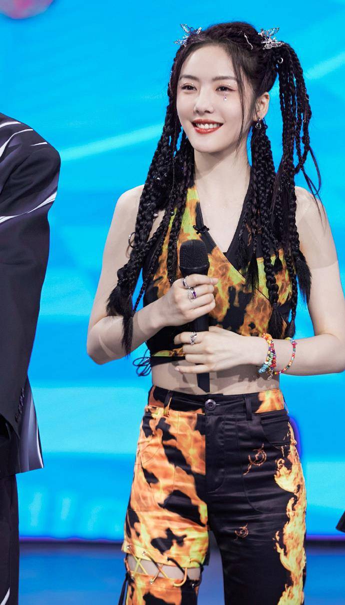 今晚8点半,穿越回千禧年,回顾那时候的音乐,檀健次又跳女团舞了,期待!