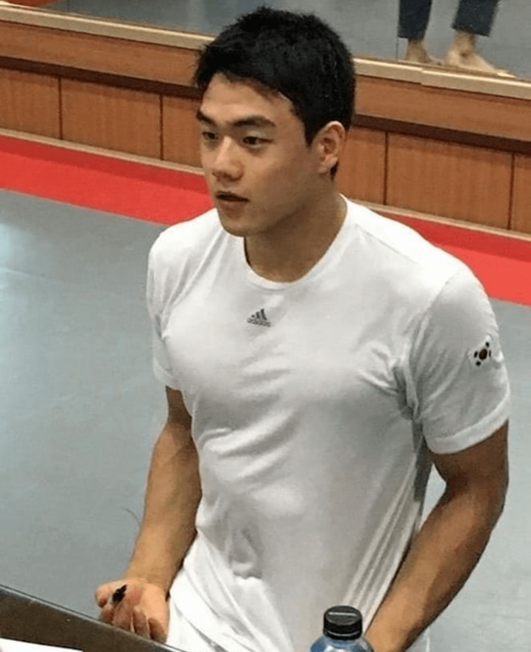 原创他身高182公分体型健硕结实帅气颜值吸引不少人的眼光