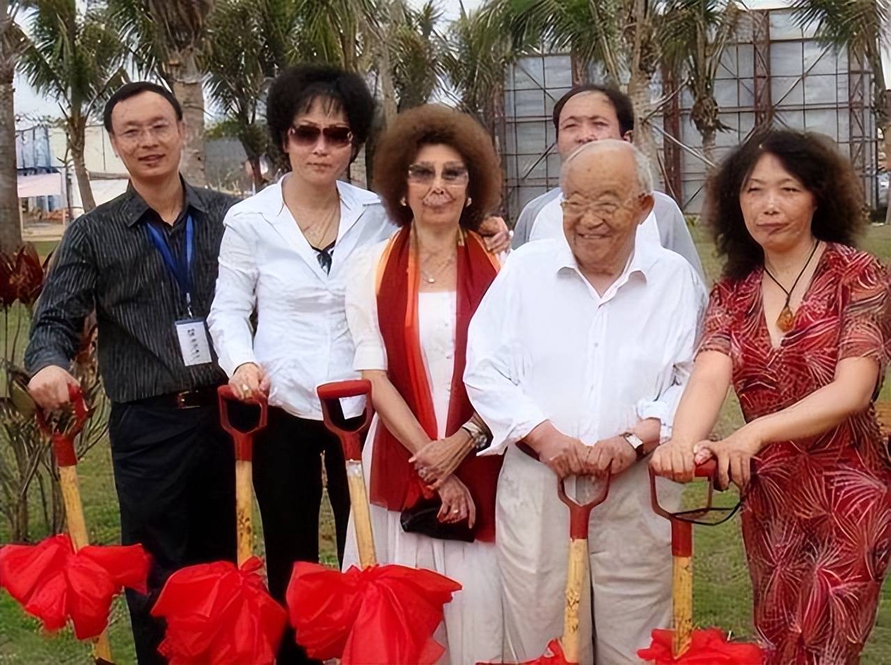 乔羽告别仪式,87岁谷建芬拄拐送别