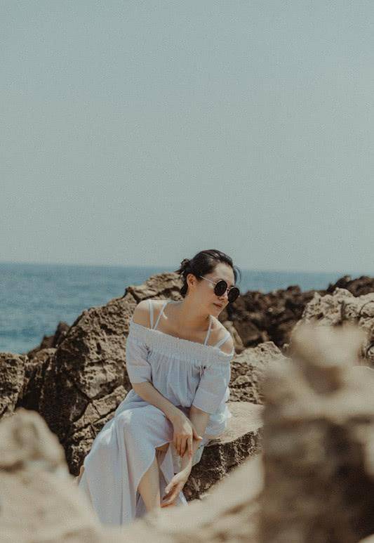 许晴海边游,穿了条一字肩时尚长裙,打扮好看拍出来的照片才美!