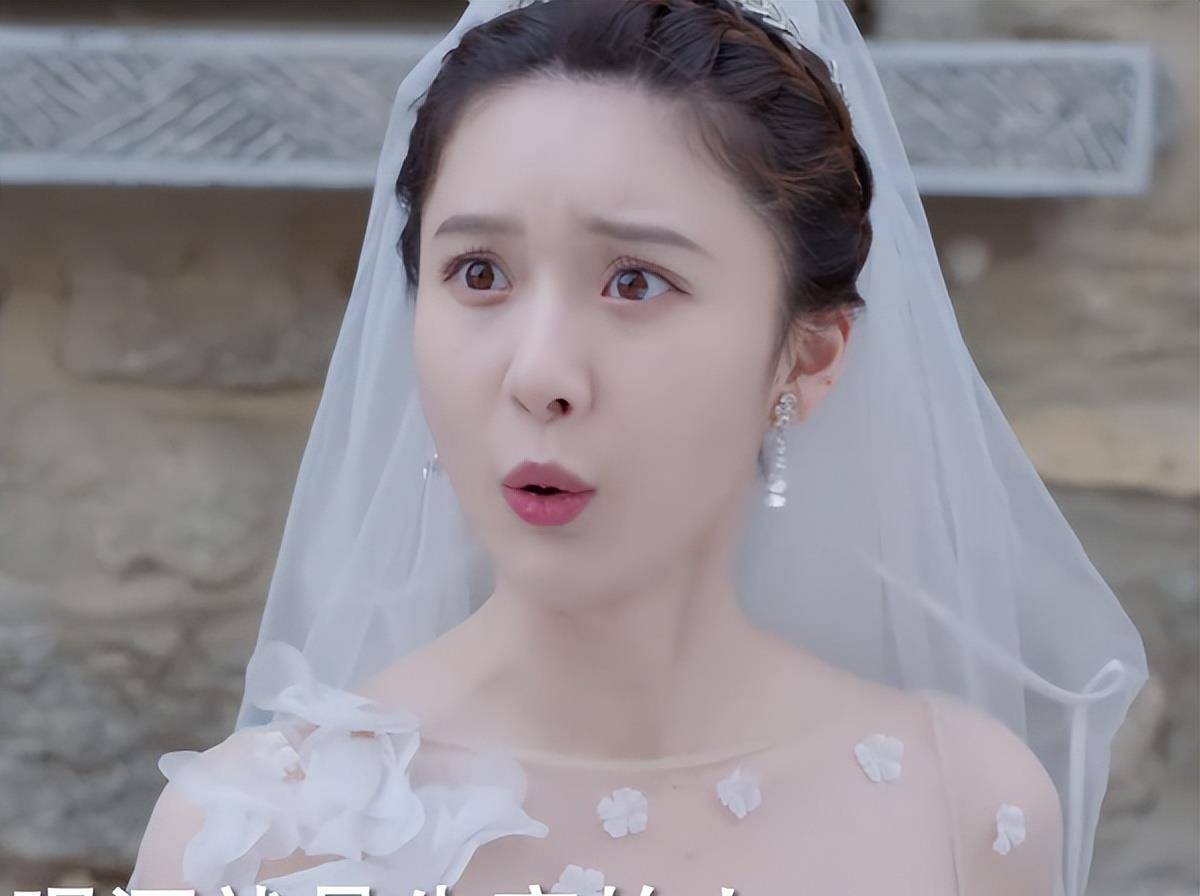 里面,王子璇也是一上线就让人眼前一亮,一袭白色婚纱的逃婚公主形象