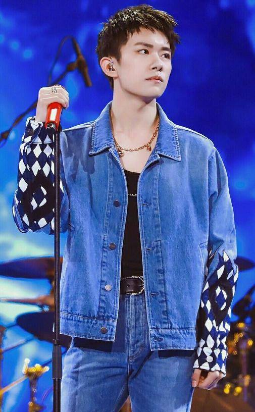 原创易烊千玺无修图照被疯传离开了10级美颜特效这鼻翼是认真的吗