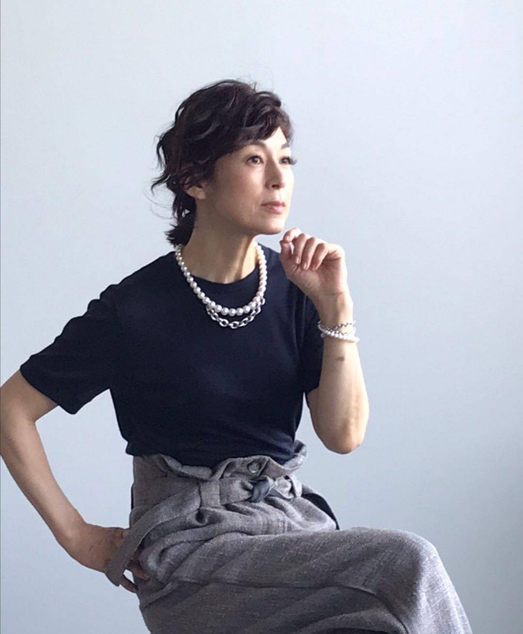 原创五十岁的减龄穿搭铃木保奈美的时尚搭配学一下年过半百也迷人