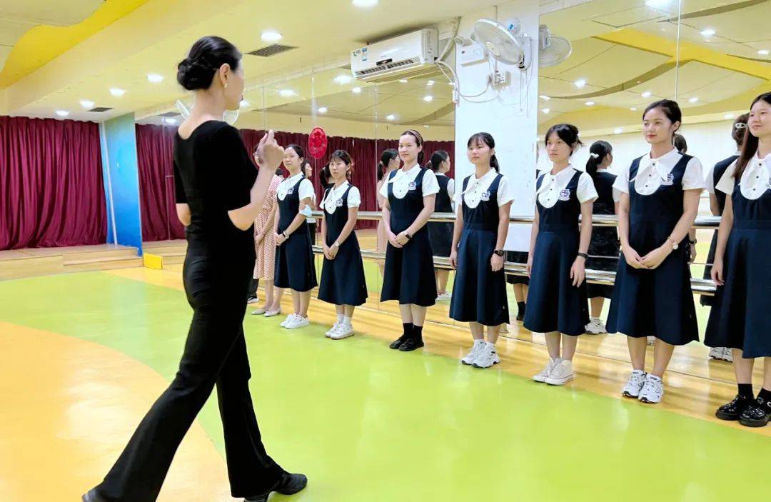 刘老师从如何优雅地站姿,坐姿,走姿,微笑等四方面对每一位教职工进行