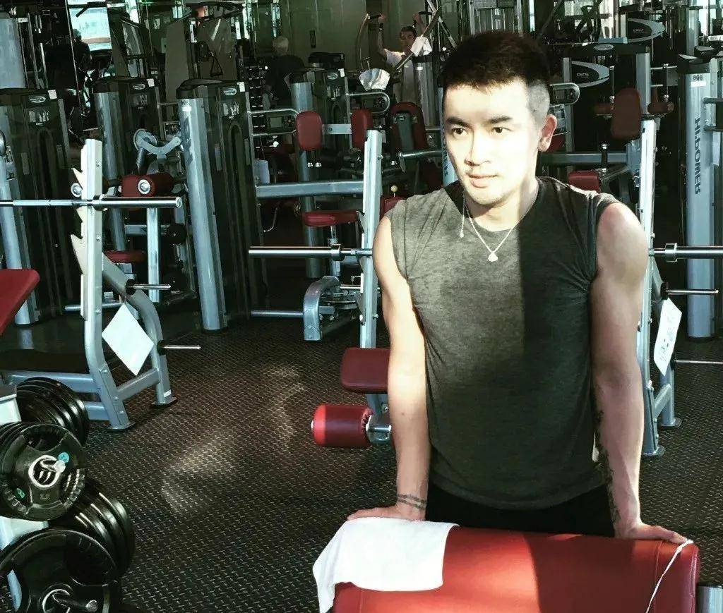 原创47岁苏有朋晒健身照手臂肌肉炸裂健身的男人都是狠角色