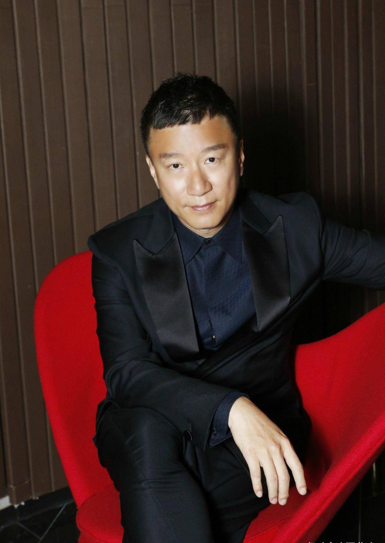 孙红雷妻子来探班,身材高挑似邻家少女,在国外遇小15岁娇妻_丁嘉丽