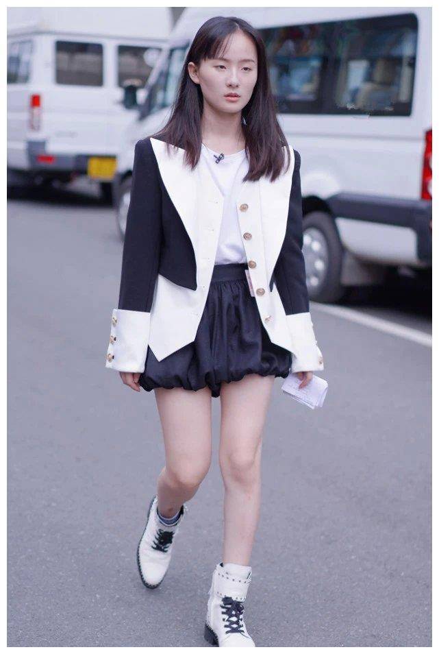 原创上帝忘记吻张钰琪的脸但她穿灯笼裤却能凹漫画腿女生羡慕了