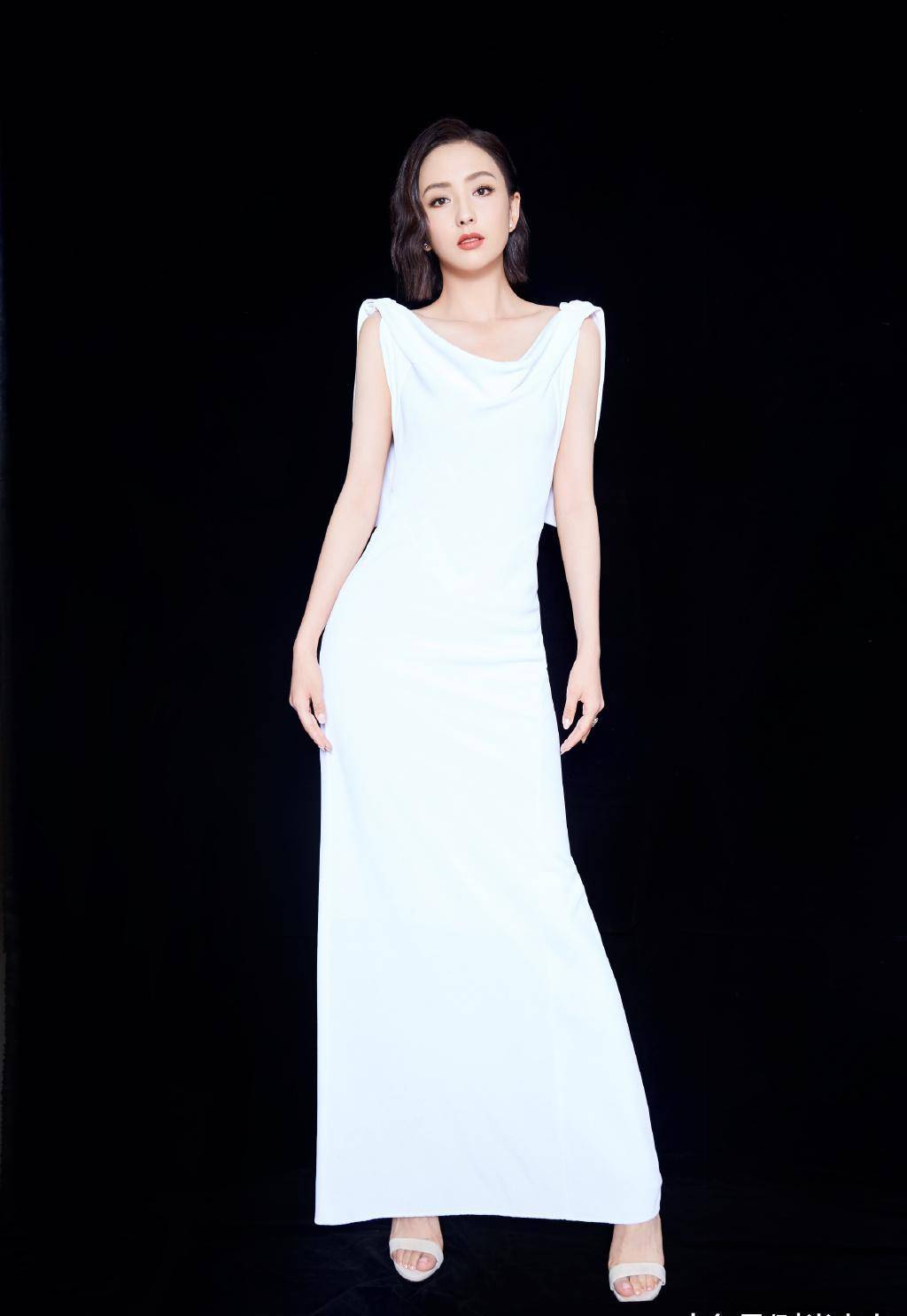 原创佟丽娅出席活动穿白色连衣裙知性大气转身小露美背吸睛十足