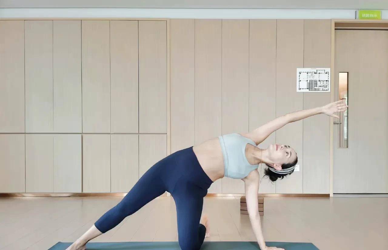 原创37岁卢靖姗晒孕期瑜伽照肚子大但四肢纤细高难度动作也不费劲