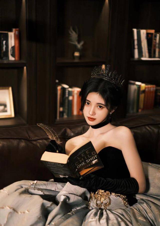 原创鞠婧祎穿露肩装秀肩颈线遭网友质疑她是怎么从溜肩变直角肩的