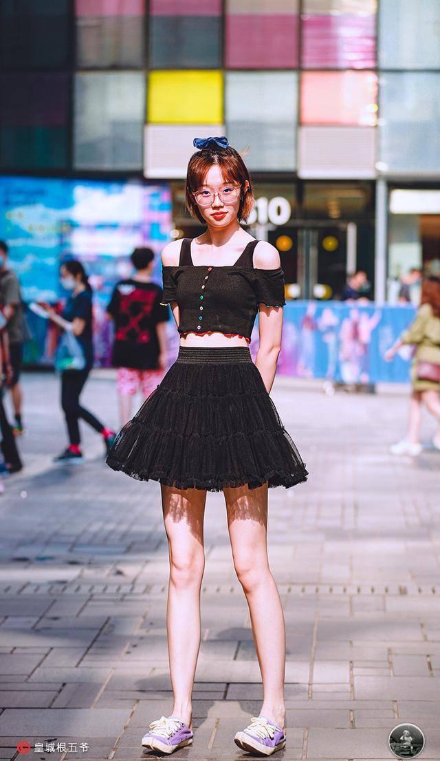 原创街拍来三里屯逛街的漂亮小姐姐还真多她们衣着美丽又显时尚