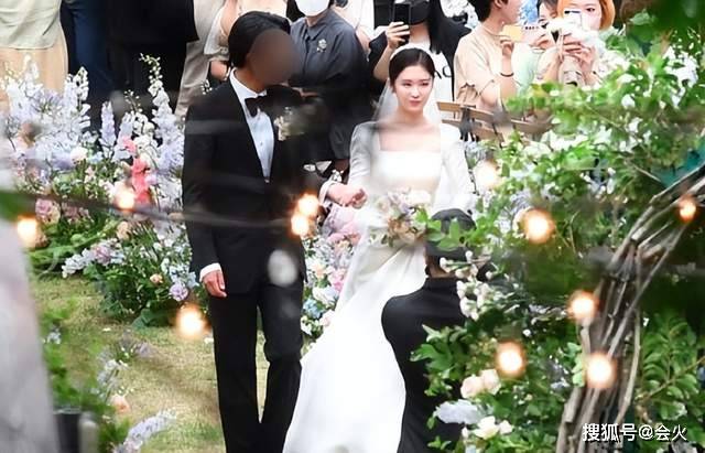 张娜拉结婚现场曝光!和老公贴身拥吻太甜蜜
