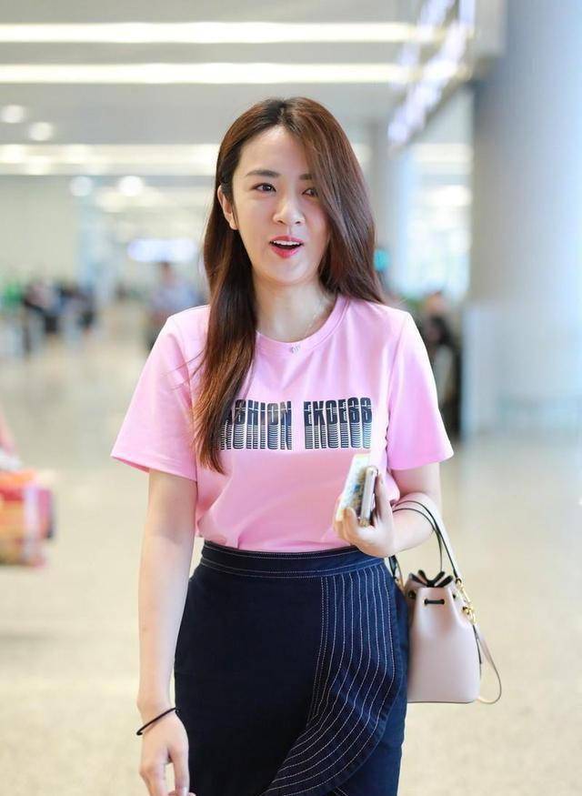 原创王晓晨没绯闻一样很红穿粉色t恤配牛仔裙气场大穿拖鞋也时髦