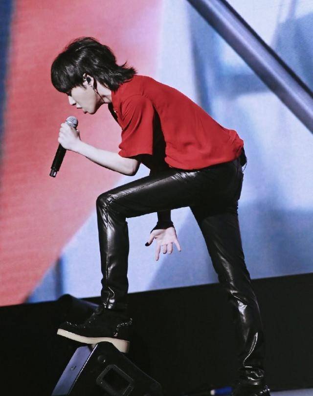 了大家都比较喜欢的黑色皮裤来搭配,黑色的皮裤可以更好的修饰腿型,让