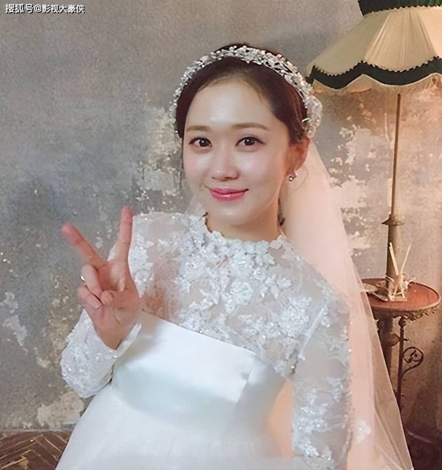 张娜拉对老公的身份一直保密到家,婚礼只邀请亲友参加,在发出的结婚