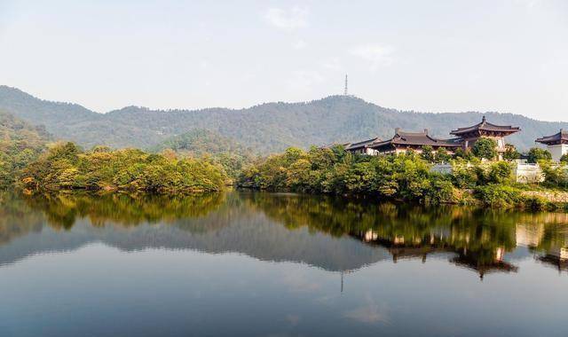 安徽很受欢迎的山，是中国历史文化名山，山势呈西南—东北走向