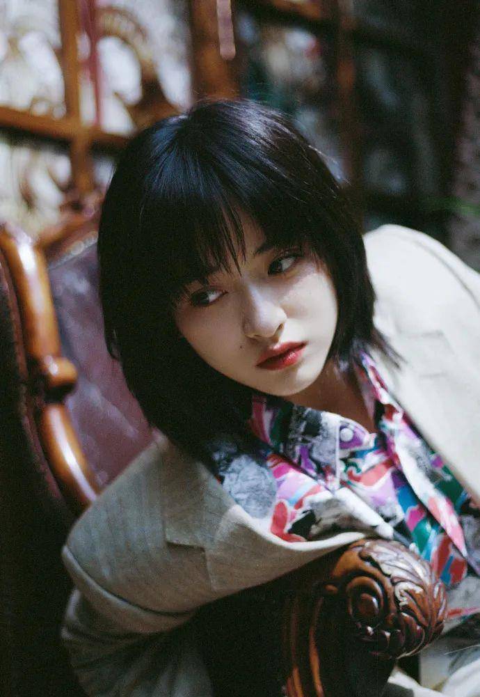 原创沈月的日系厌世脸好高级西装配花衬衫简直美到犯规了