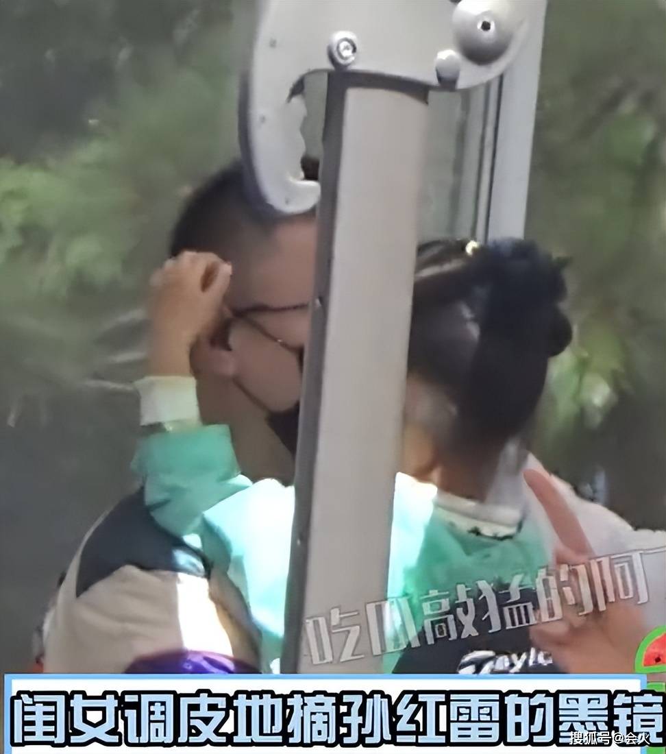 孙红雷抱5岁女儿逛街,任女儿大力揉搓脸部