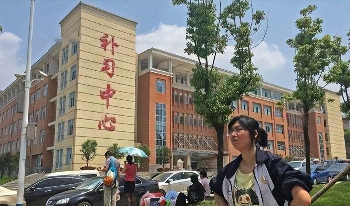 原创高考出分后毛坦厂中学复读报名处大排长龙650以上的比比皆是