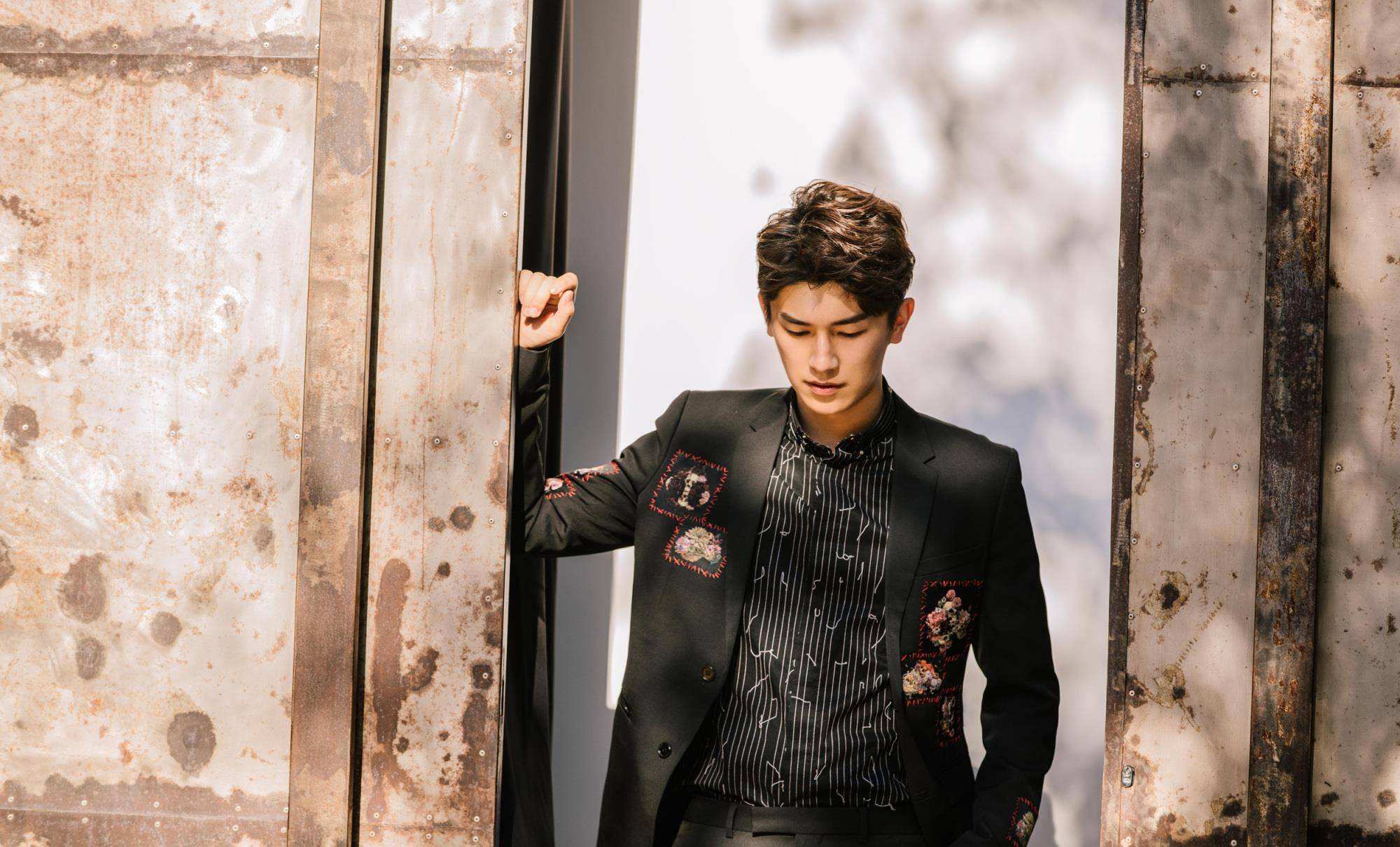 原创杨旭文新恋情曝光与妙龄女子十指紧扣逛街事业受创后卷土重来