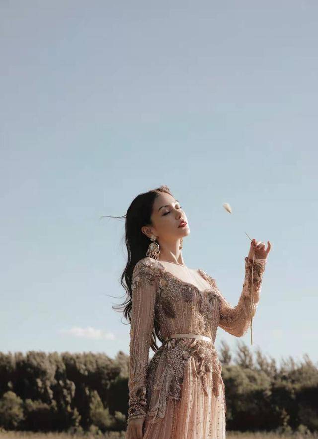 原创杨颖首次回应加入绯闻穿枫叶裙配大波浪优雅大方气质让人折服