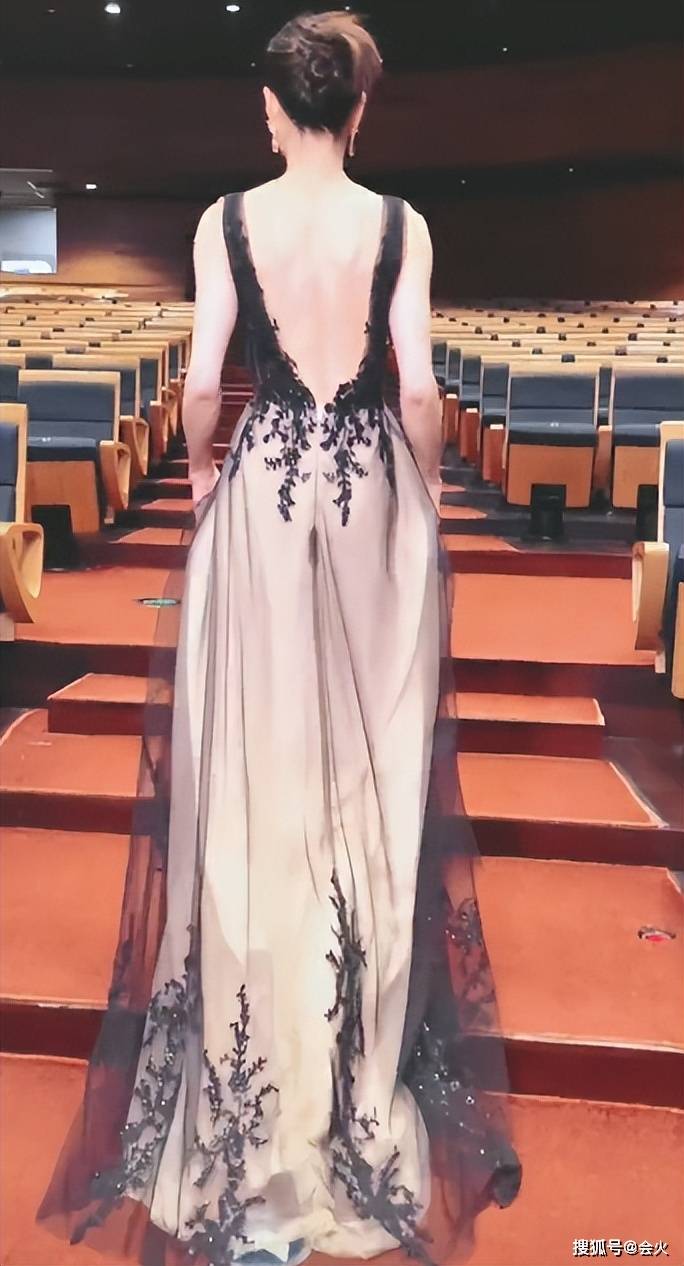 李若彤穿露背裙秀身材,56岁皮肤白滑细嫩